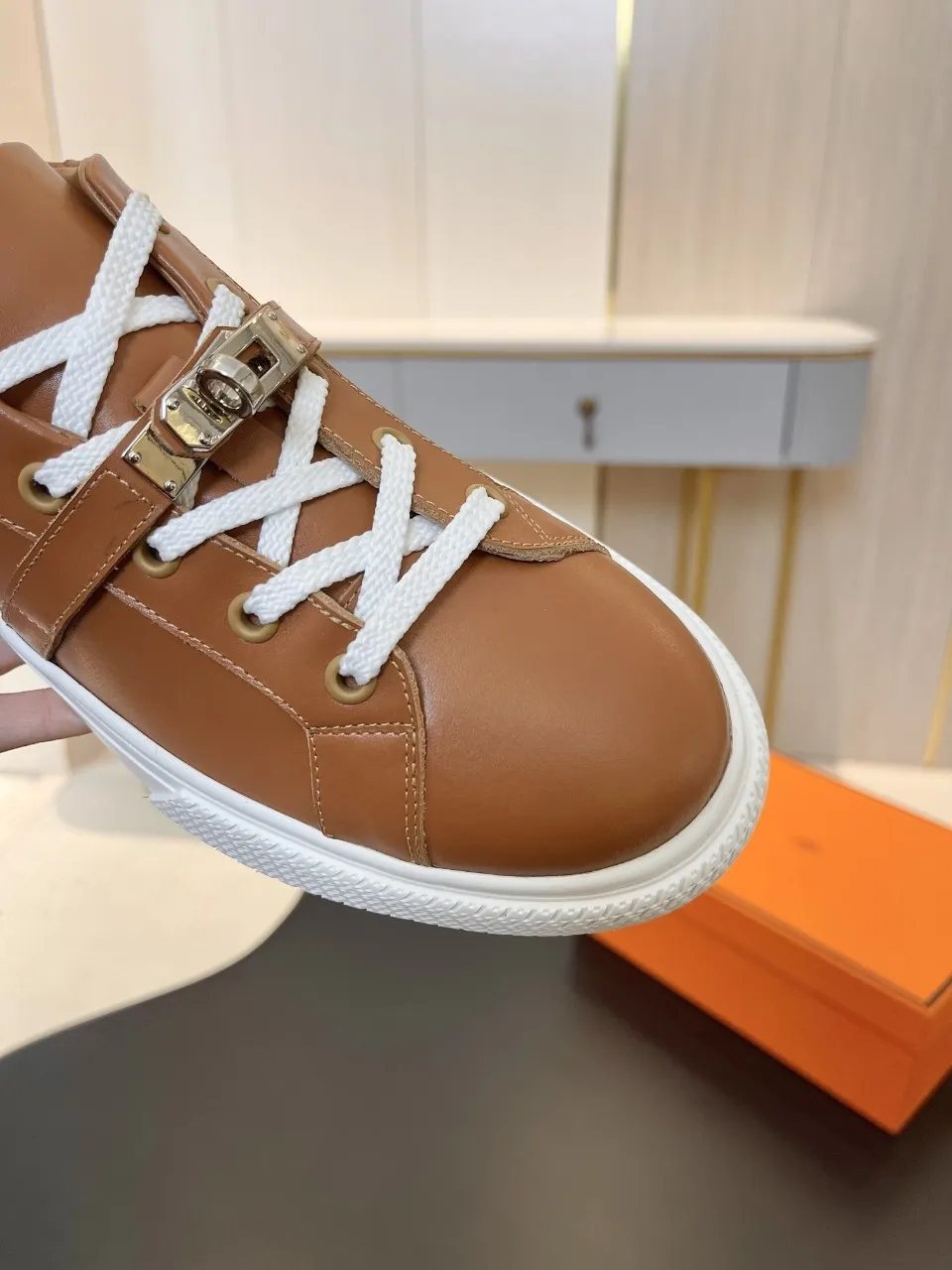 Men's Men's Shoes💰620❤️❤️❤️HERMES 2021 latest Kelly buckle white sneakers are online! The highest version on the market! Purchasing level quality! The H family rarely produces flat casual shoes, and they are styled with classic palladium-plated Kelly shoe buckles! Create a fashionable urban look that perfectly embodies the noble and elegant style of Hermès! Material selection: Fabric imported cowhide, lining + foot pads imported sheepskin, original molded TPU outsole, heavy gold molded kelly buckle full of texture Size: Female: 35-41 (41 is not returnable) Male: 39-45 (45 is not returnable)